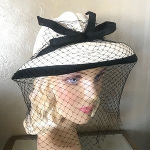 SPLENDID 1930s' OFF-WHITE COLORED HAT WITH CREASED CROWN, SQUARED OFF FRONT BRIM